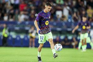 每体：卡萨多专注训练全力以赴，挑战巴萨首发位置是他最大目标