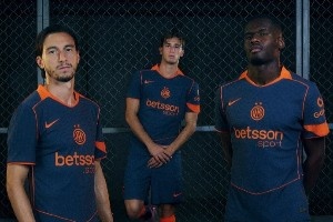 连接过去与未来，国米第三球衣正式发布：灰+橙 致敬Total 90时代