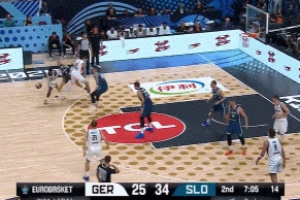 穿针引线！施罗德送精彩击地砸传 泰斯接球拉杆上篮打中