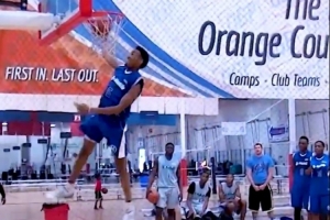 可不常见！雷霆旧将特伦斯-弗格森秀操作 打板三分+胯下抡扣打3+2