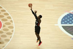 球队指挥官！施罗德半场送出8次助攻 6中3&罚球5中5得到13分