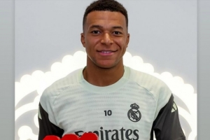 姆巴佩晒8月最佳奖杯：感谢皇马球迷，我已准备好继续帮助球队