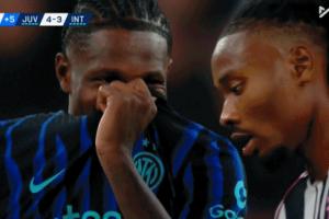 会不会不妥？尤文4-3绝杀后，图拉姆哥哥笑着和弟弟捂嘴交流