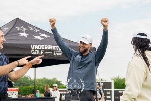 库里亮相Underrated高尔夫巡回赛现场 与选手互动并参与颁奖