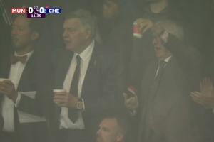 姆伯莫开场4分钟造红，弗爵爷兴奋起身振臂庆祝