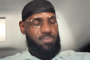 詹姆斯晒车内听歌自拍并引用歌词：拿走钞票 管好我自己的事