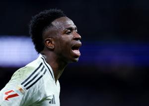 记者：皇马理解维尼修斯反应但不会干涉比赛，续约处于停滞状态