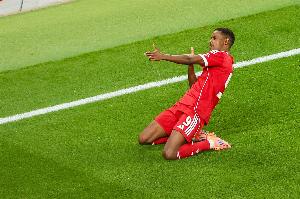 天时地利人和！1.45亿伊萨克斩首球，埃基蒂克染红送标王战劲敌？