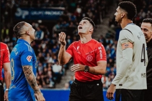 阿劳霍社媒晒与卡索拉合照：很高兴与你同场竞技，大师！