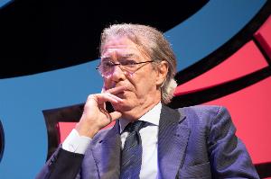 米体：80岁莫拉蒂因肺炎住院一个多月后，今天回到家中