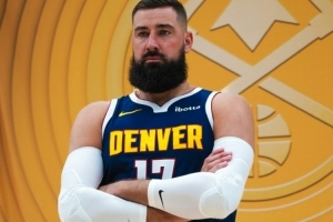 戈登&新援瓦兰领衔 掘金众将手拿铁镐拍摄新赛季定妆照