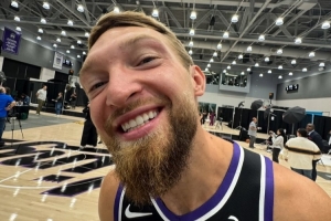 小萨德罗赞笑嘻嘻&拉文施罗德很严肃 国王新赛季定妆照来袭