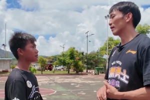 矣进宏帮助大山男孩：碎石扎向脚底 却扎不破望向篮筐的目光