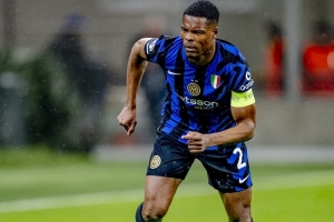 邓弗里斯在被换下后表达不满，齐沃：这很对，我就要愤怒的球员