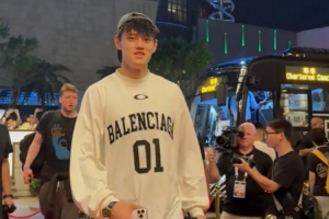 曾凡博帅气现身！布鲁克林篮网全队已抵达澳门！