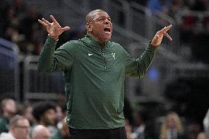 可不是开玩笑的！雄鹿全场20人获出场机会兑现里弗斯赛前承诺