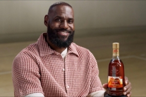 球迷热议老詹“决定二”：为吸引眼球不择手段 难怪库里击败你3次