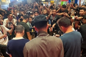 期待下次相遇！布克晒中国赛期间的近照：来自中国澳门的爱