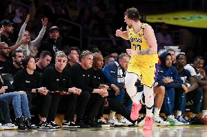 艾顿：能感受到东契奇在场边对比赛的观察 他归来我们会更轻松