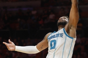 大包大揽！迈尔斯-布里奇斯半场三分8中4 砍全队最高20分5板