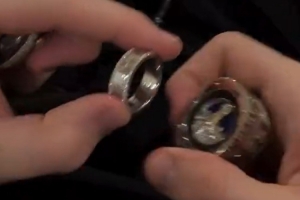 “戒中戒”！哈滕社媒晒总冠军戒指细节 里面还藏着小戒指