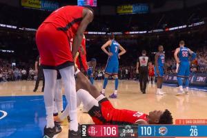 第一场强度就这么大🤯阿门防守后直接抽筋了 在场边拉伸放松