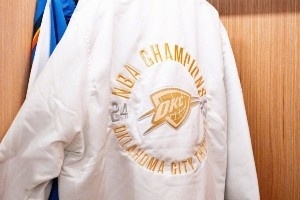 细节满满！雷霆晒出球队冠军限定版热身服 金色LOGO醒目