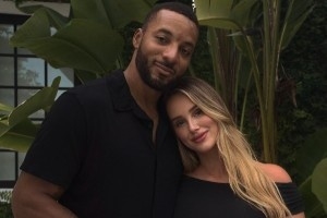 诺曼-鲍威尔宣布00后女友怀孕 女友颜值相当高