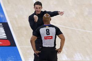 裁判解释雷霆最后暂停：戴格诺特离裁判很近 发球之前喊出了暂停