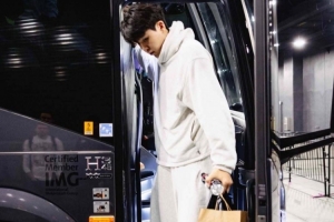 LA客战快船！开拓者穿搭：杨瀚森简约运动风 白卫衣+白卫裤+白鞋