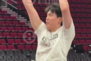 希望比赛进一个！小吧现场看杨瀚森赛前狂练三分 将对偶像约基奇~