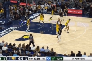 抬手就有！字母哥首次出手三分随即命中 帮助雄鹿保持领先