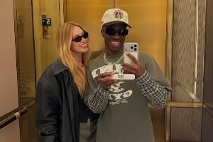 维尼修斯与女友手持验孕棒暗示怀孕？图为AI生成，原图无验孕棒❌