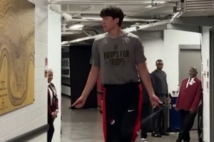 另类热身！杨瀚森球员通道内再加练几组跳绳