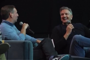 芬奇调侃：现在录播客也挺好啊 录着录着你就有资格执教湖人了