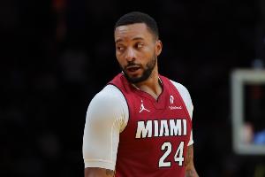 主攻手！鲍威尔半场10中5砍全队最高15分 三分7中3