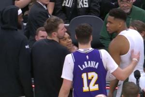 👍️大气！脱了球衣的字母哥拿走球 直接递给了东契奇