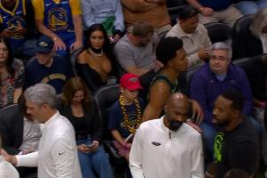 🥰身后有亮点！鹈鹕教练席出现了一位窝火的旧将啊