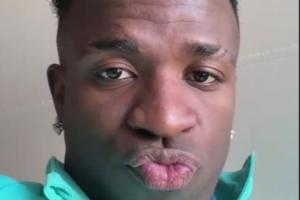 感情火热😘维尼修斯女友社媒晒出视频通话截图，二人隔空飞吻