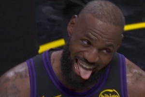 嗨了！詹姆斯第10个助攻打停爵士之后吐舌头&大笑庆祝😃