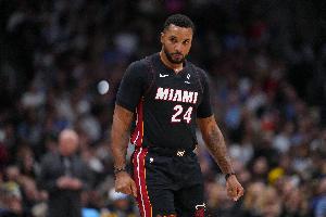 末节8中7得17分！鲍威尔：这始于德鲁·史密斯 他的无私带动球队