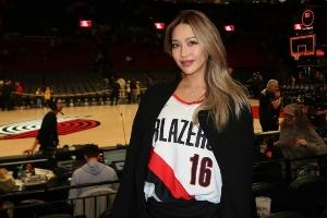 美女球迷到摩达中心穿杨瀚森球衣现场加油：杨瀚森很瘦！是婴儿肥