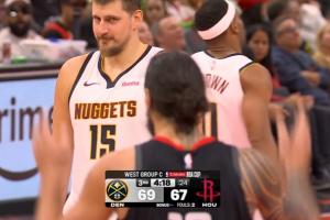 小表情太可爱！约基奇骗到亚当斯犯规 随后斜眼死死盯着后者调戏