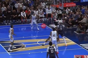 🥲克莱底角三分瞄了一眼 竟然打到了篮板侧沿