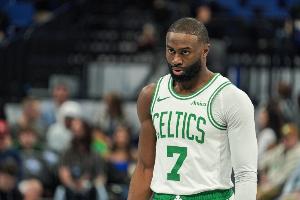 还是得看你！杰伦·布朗末节13分收比赛 全场轰下35分4板8助