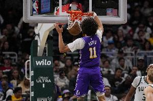 强硬为东契奇出头！海斯4中3得8分4板3助1断1帽 会吃饼也会做饼