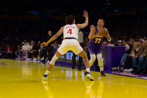 💥杀疯了！东契奇干拔三分再中 单节三分5中5轰20分了！