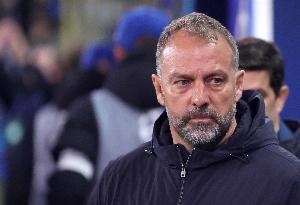 每体：赛后两名巴萨球迷向切尔西看台投掷物品，被警方拘留