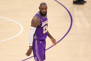 詹姆斯末节惊险延续得分上双纪录 全场10投10分3助3失误