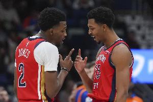 Stein：询价琼斯&墨菲的电话响个不停 鹈鹕上赛季全拒了 现在难说